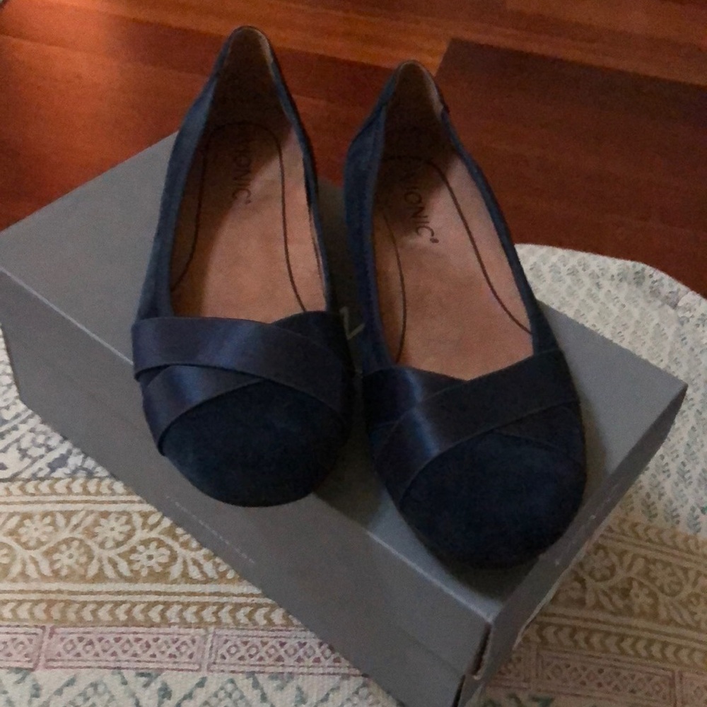 Vionic suede flats
